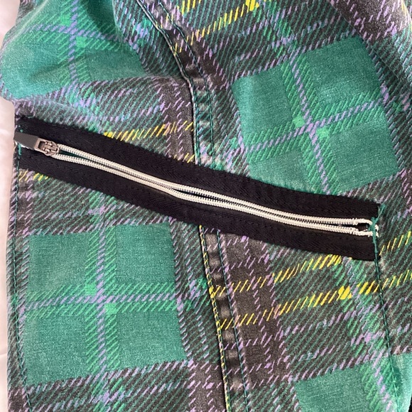 Mens Volcom 31 waist Ozzy Wrong Board shorts with two pocket closures. - Picture 6 of 7